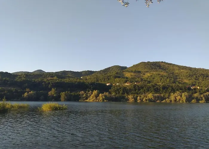 Lakeside 招待所 3*