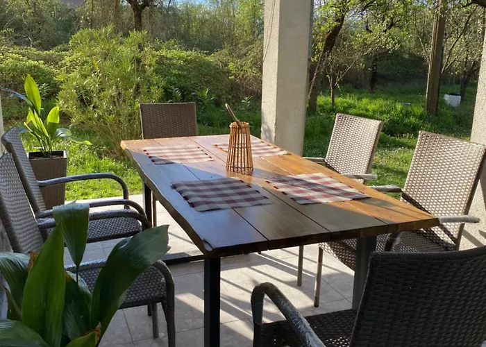 Lakeside 招待所 3*