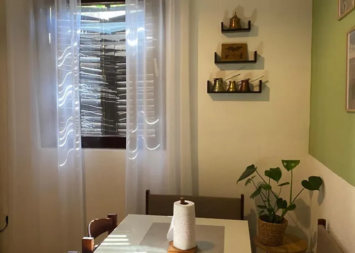 Lakeside 招待所 3*